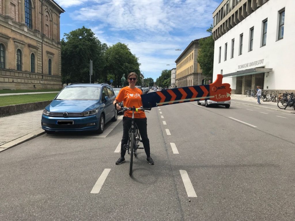 Humorvoller Videoclip wirbt für mehr Abstand beim Überholen von Radfahrern