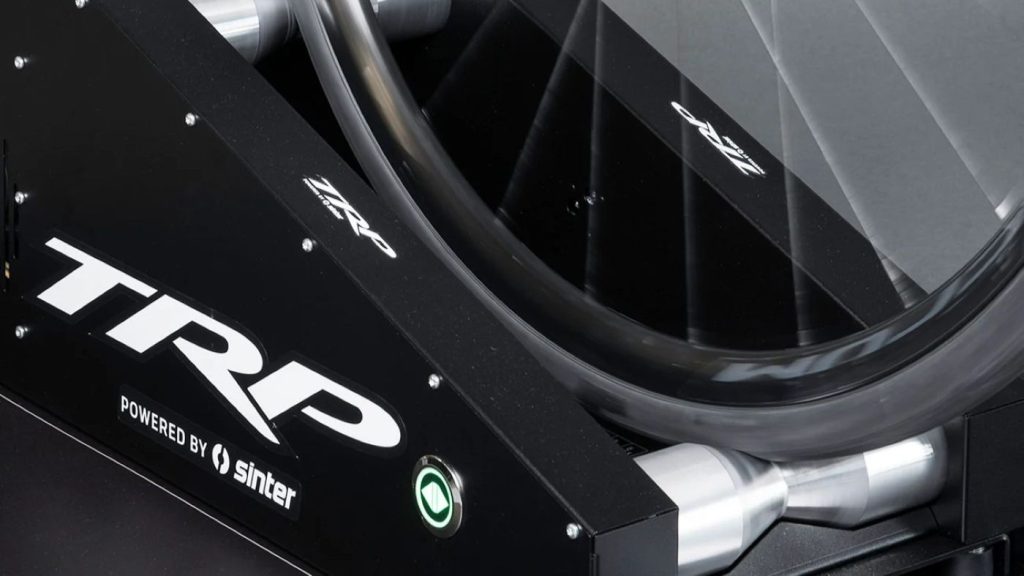 TRP übernimmt weltweiten Vertrieb der Sinter-Einbremsmaschine