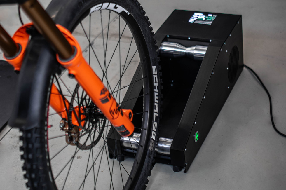 Shocker Distribution beginnt mit Auslieferung der Bremsbelag-Einbremsmaschine